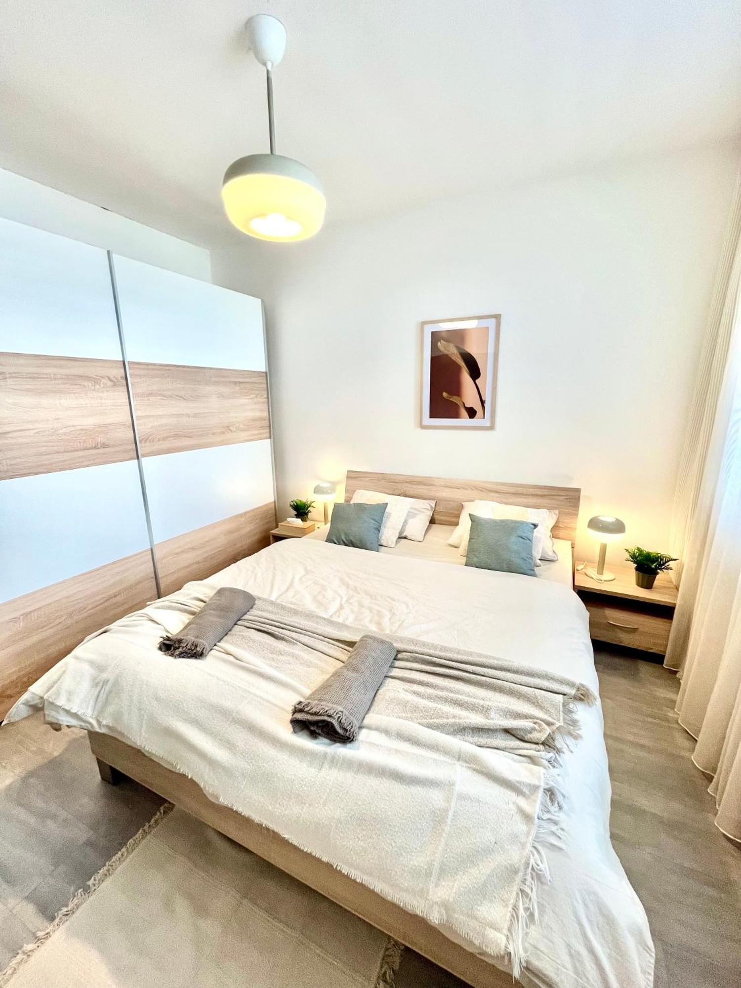 The Elite Suite Downtown 2- Bedroom Apt Ac & Garage Parking Bratislava Eksteriør billede