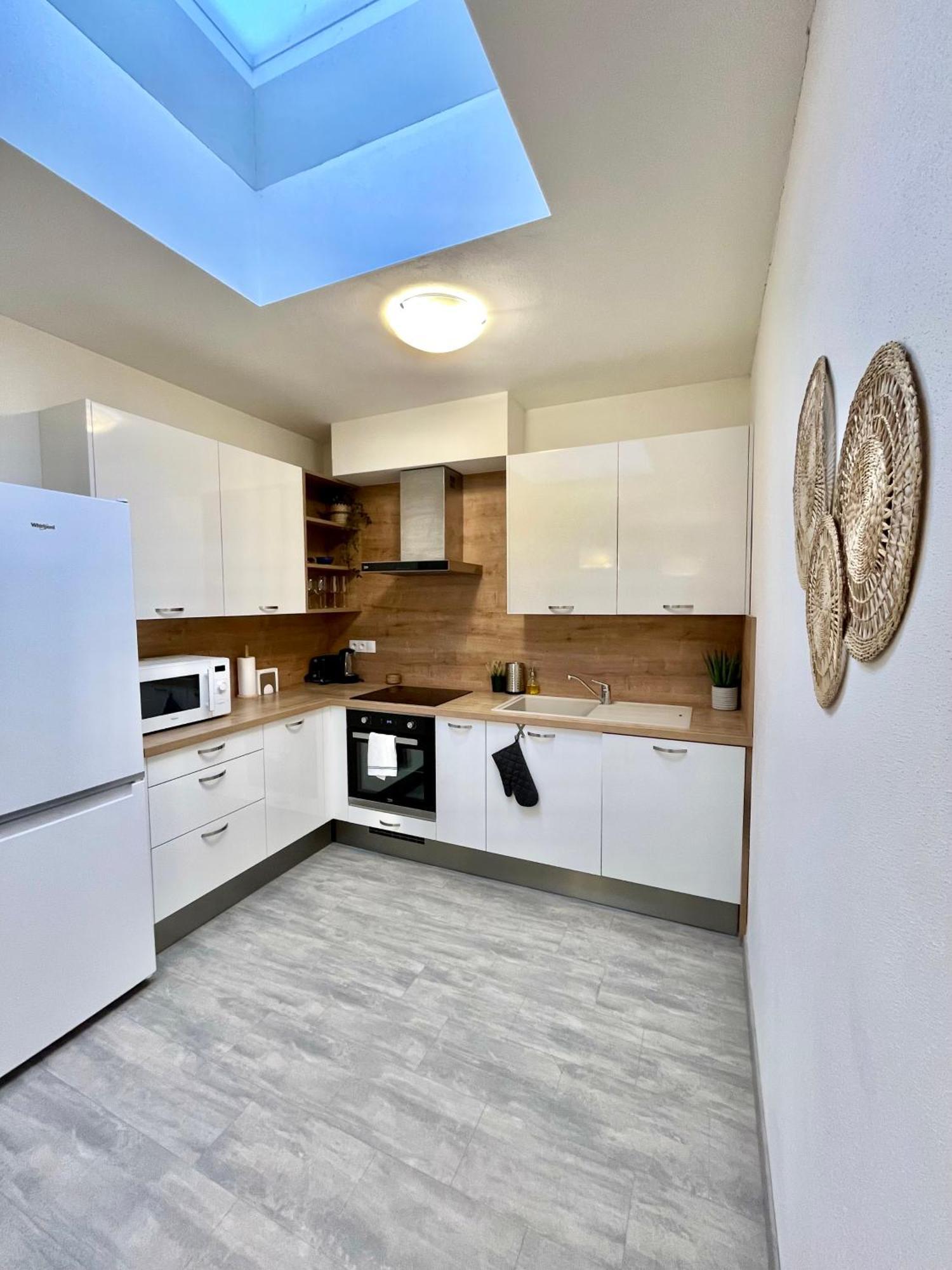 The Elite Suite Downtown 2- Bedroom Apt Ac & Garage Parking Bratislava Eksteriør billede