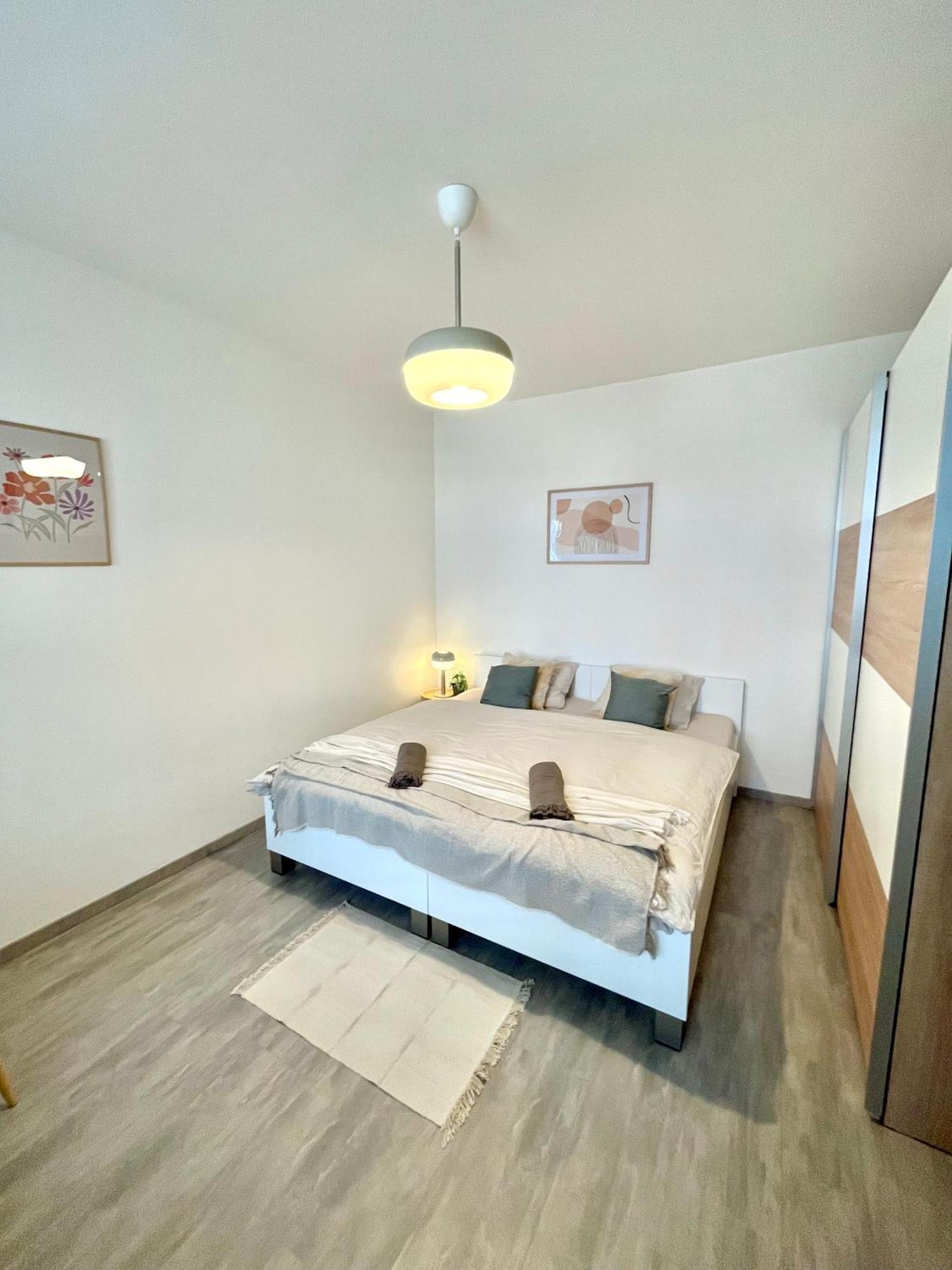 The Elite Suite Downtown 2- Bedroom Apt Ac & Garage Parking Bratislava Eksteriør billede