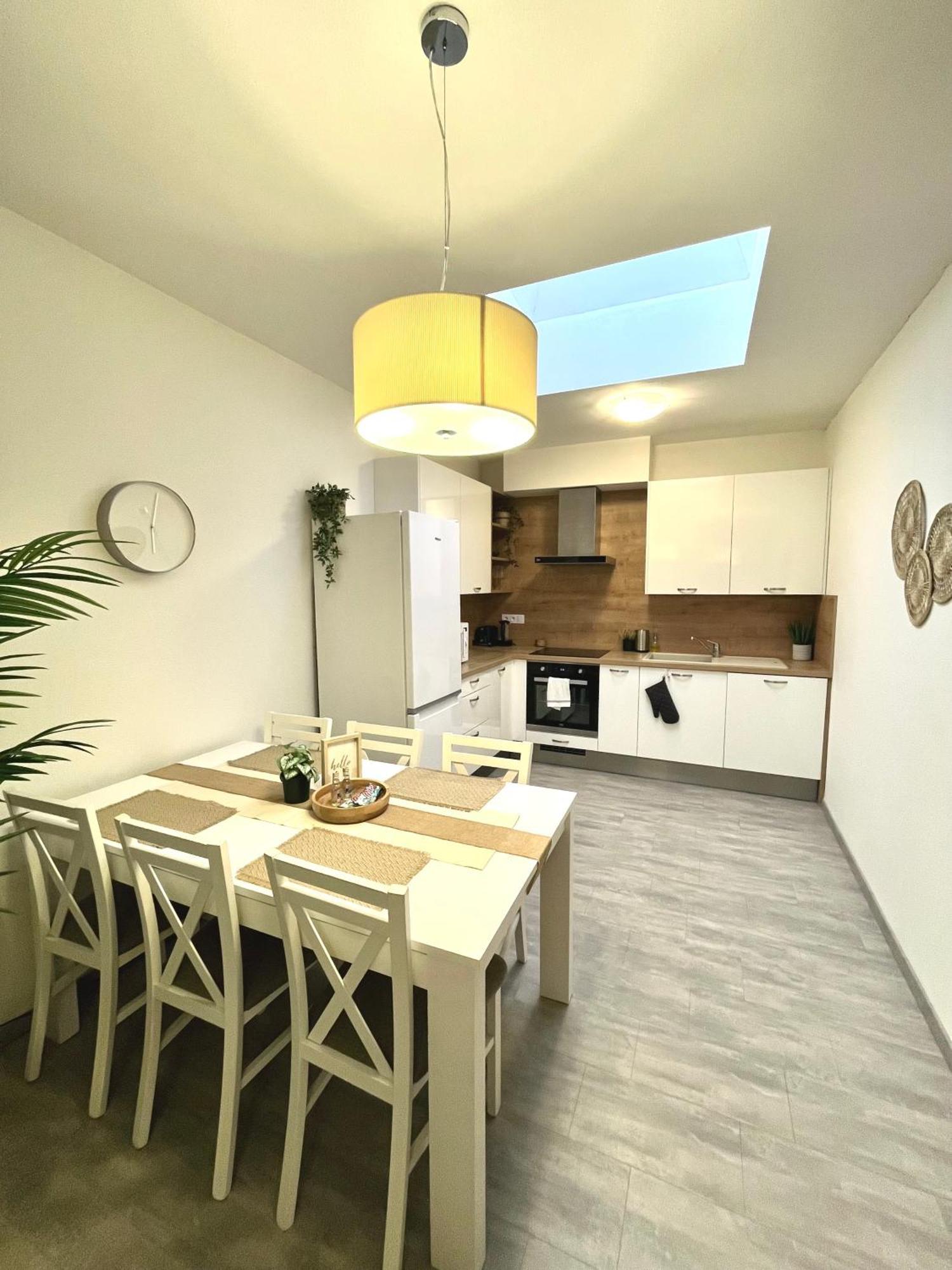 The Elite Suite Downtown 2- Bedroom Apt Ac & Garage Parking Bratislava Eksteriør billede