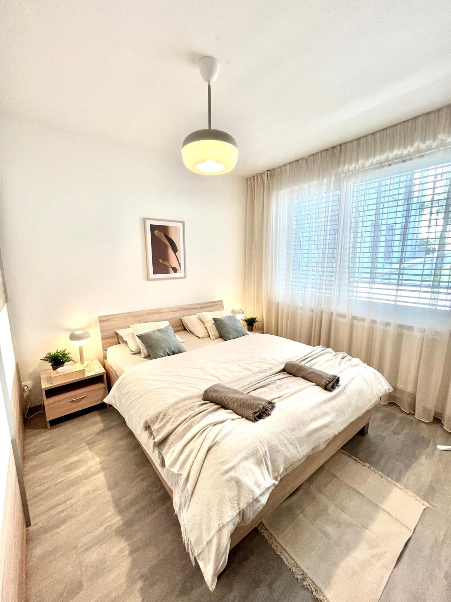 The Elite Suite Downtown 2- Bedroom Apt Ac & Garage Parking Bratislava Eksteriør billede