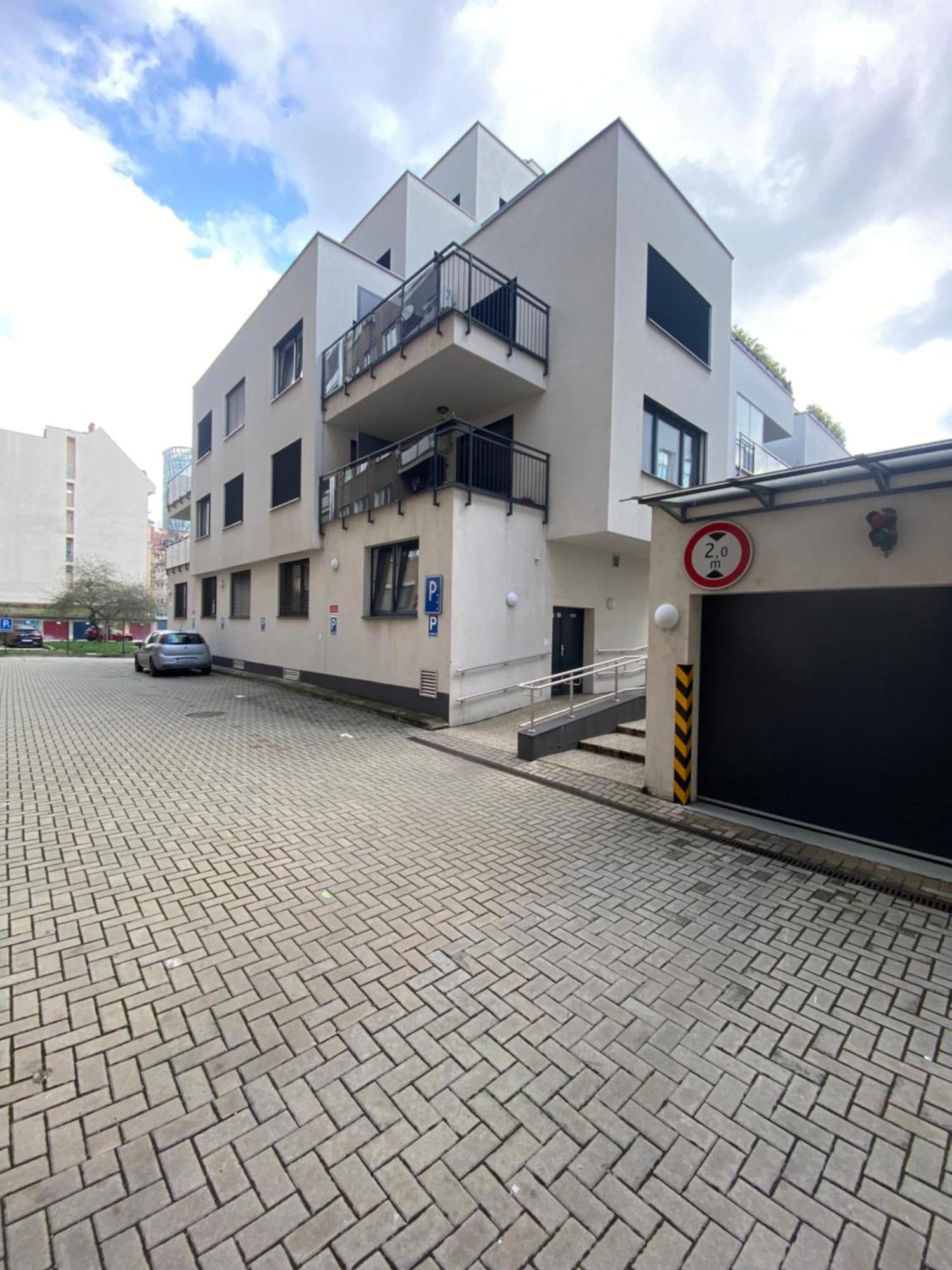 The Elite Suite Downtown 2- Bedroom Apt Ac & Garage Parking Bratislava Eksteriør billede